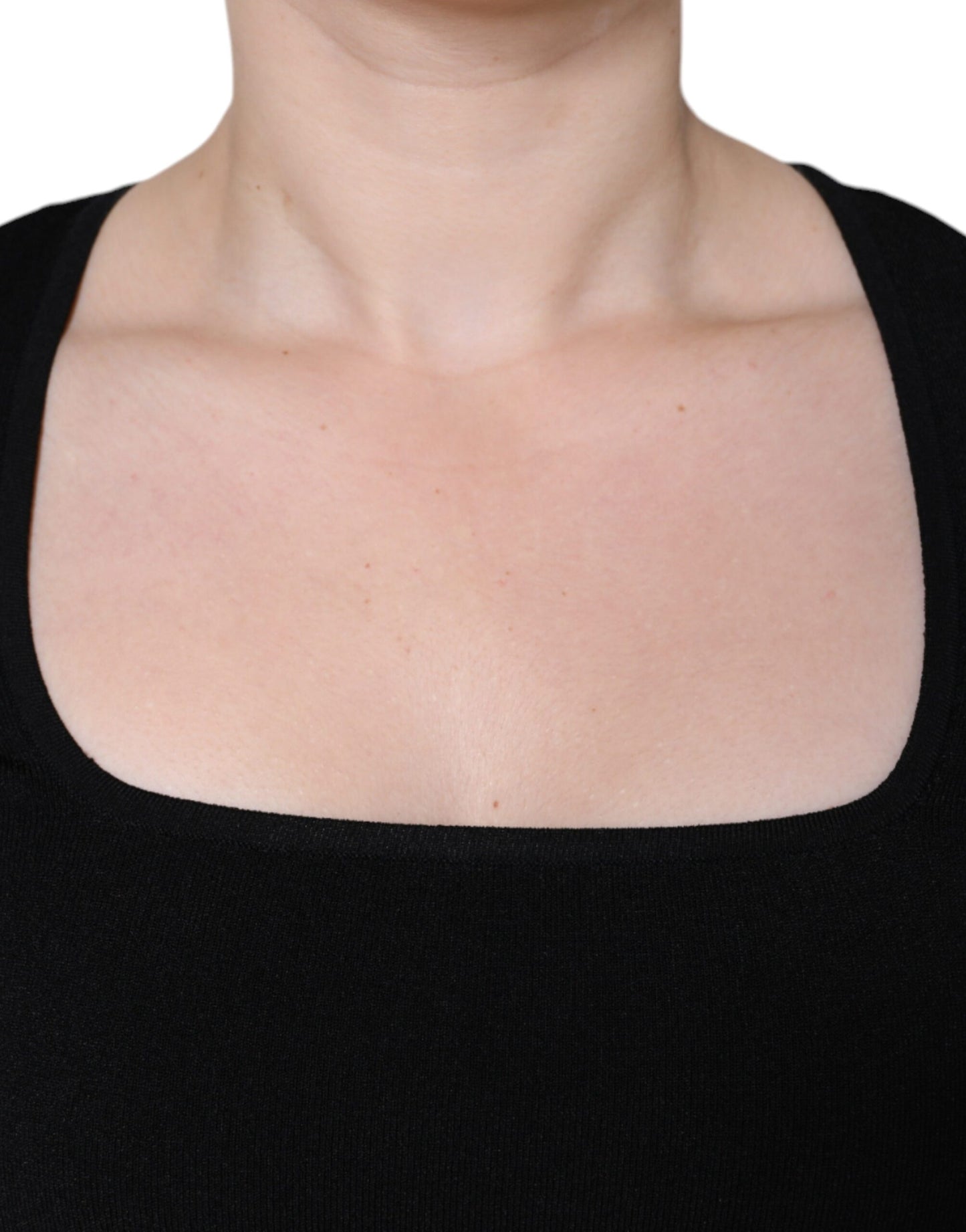 Blusa negra de manga larga con cuello cuadrado