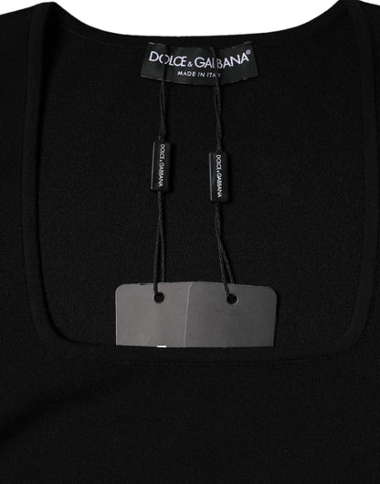 Blusa negra de manga larga con cuello cuadrado