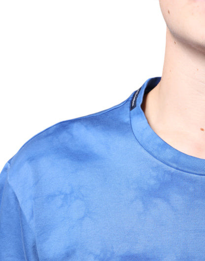 Camiseta de algodón azul tie-dye con el símbolo de la paz