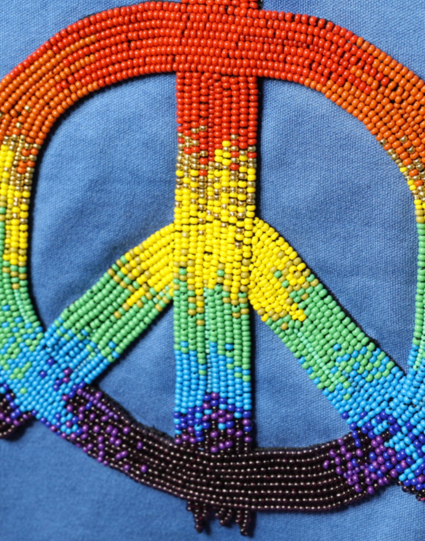 Camiseta de algodón azul tie-dye con el símbolo de la paz