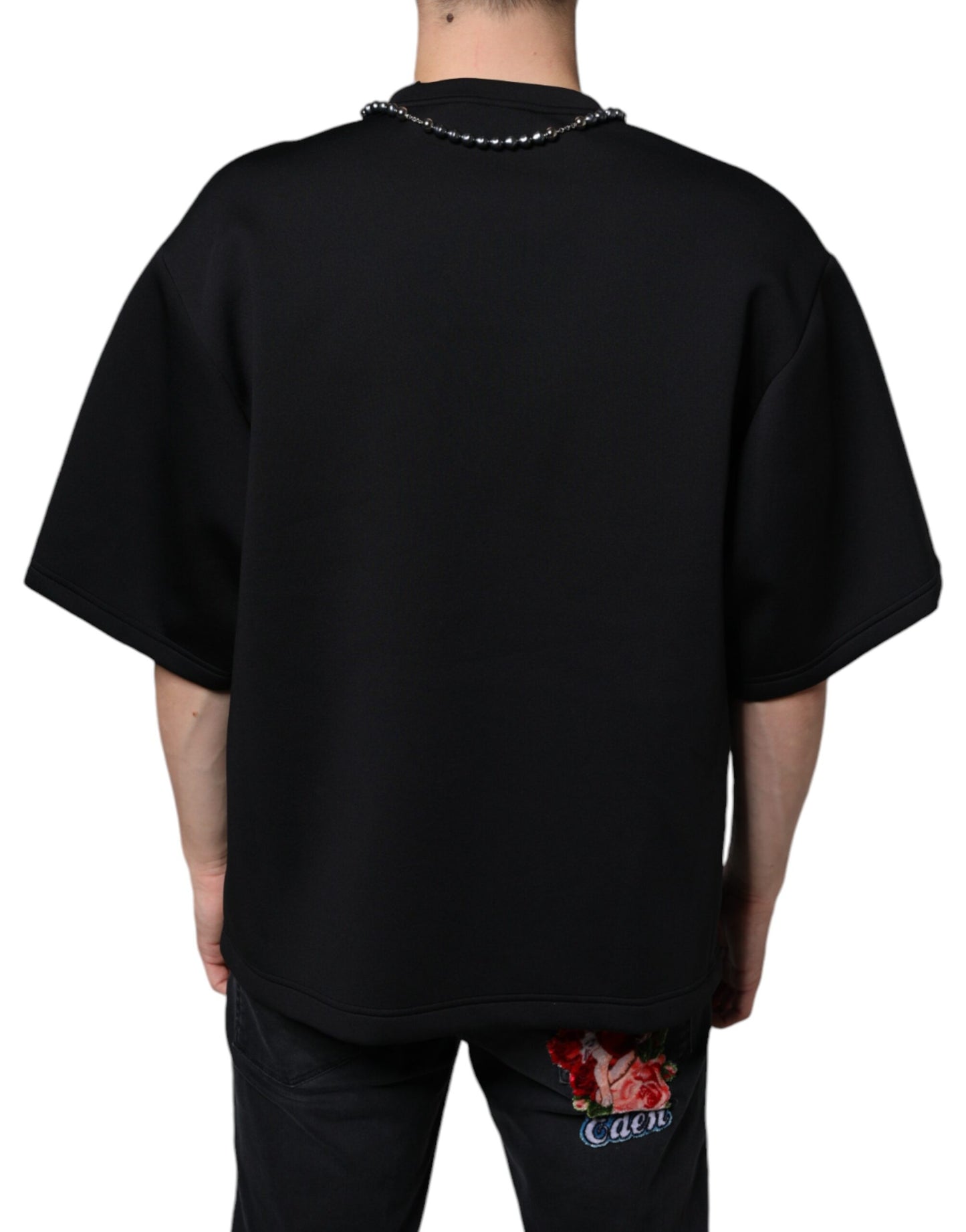 Camiseta negra de poliéster con collar adornado