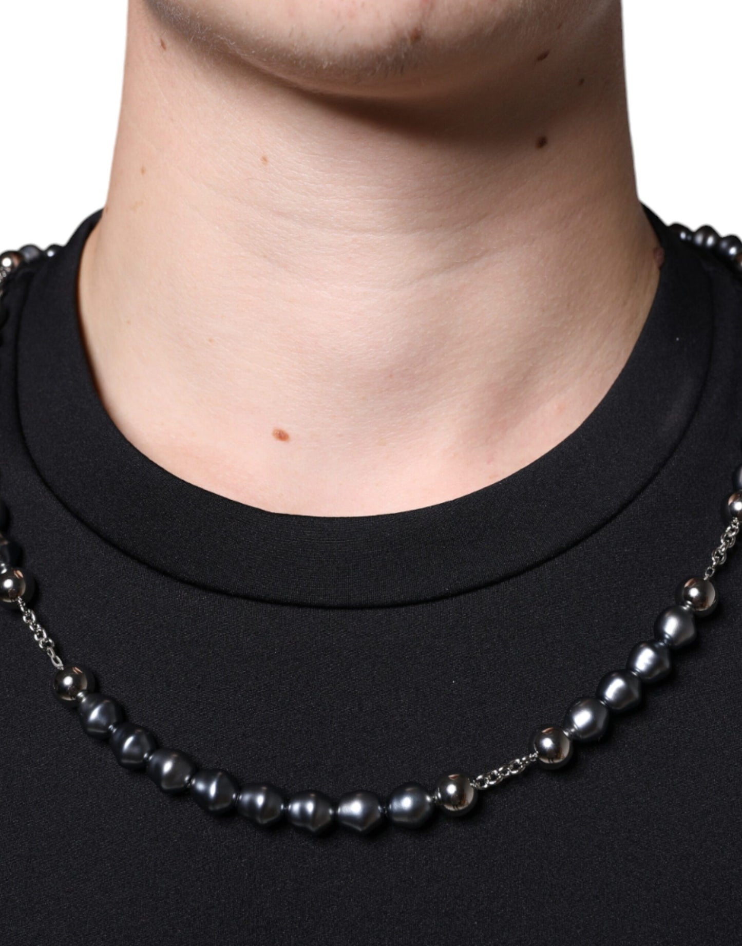 Camiseta negra de poliéster con collar adornado