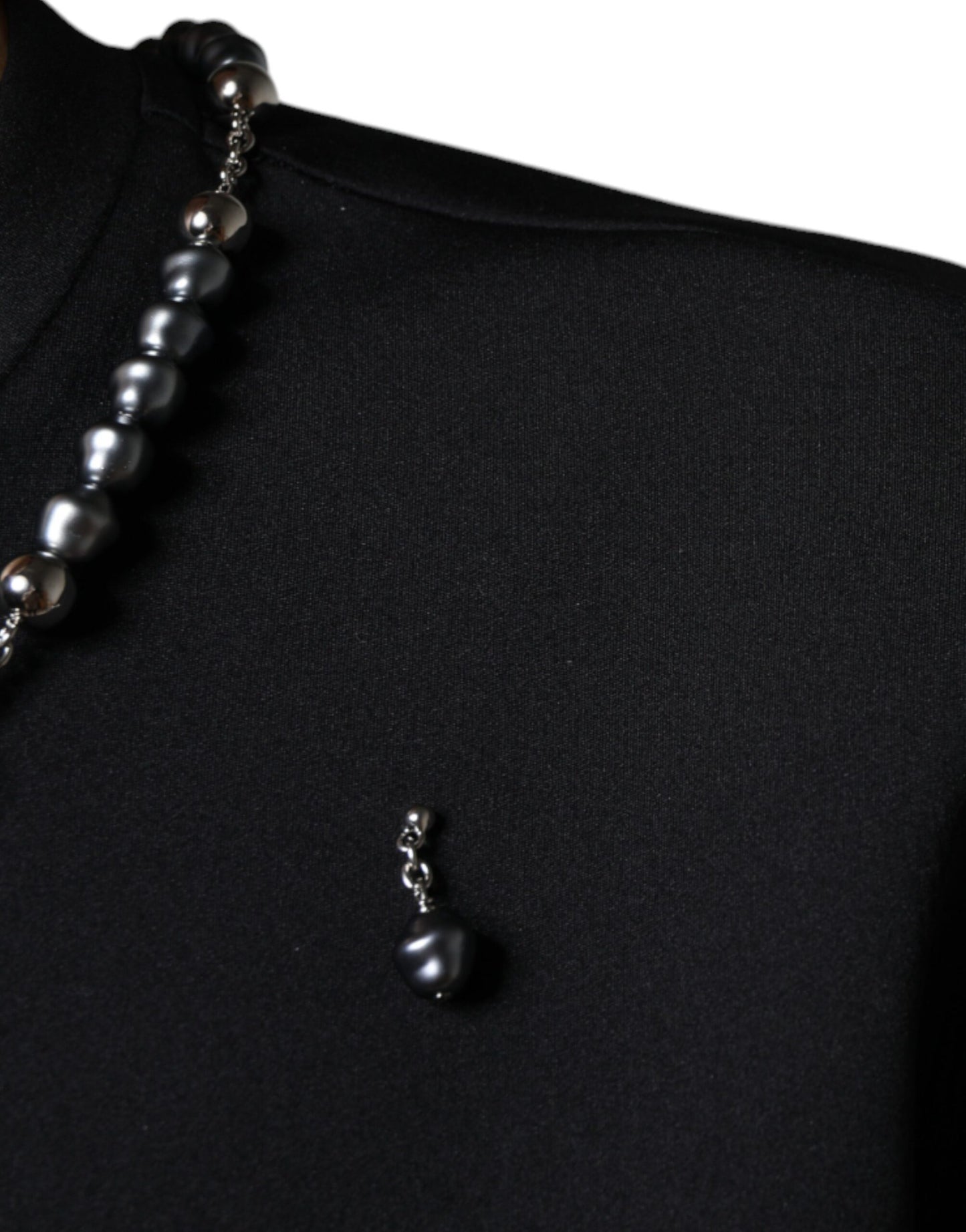 Camiseta negra de poliéster con collar adornado