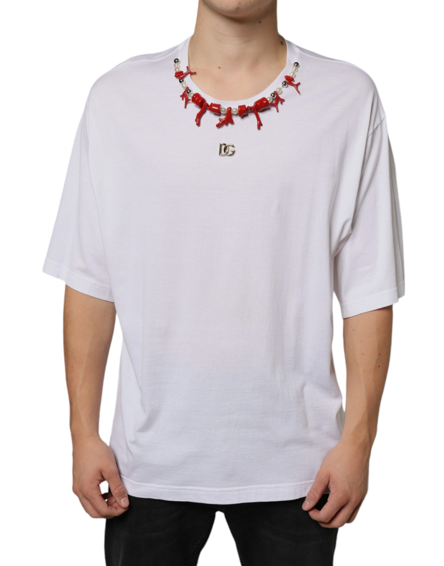 Camiseta blanca de algodón con collar adornado