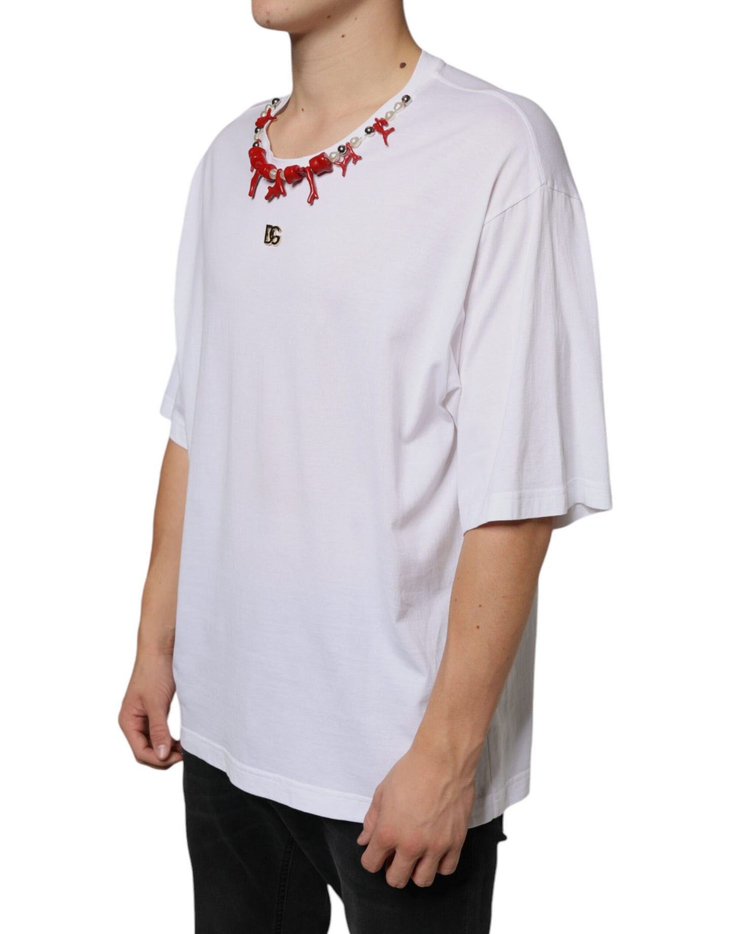 Camiseta blanca de algodón con collar adornado
