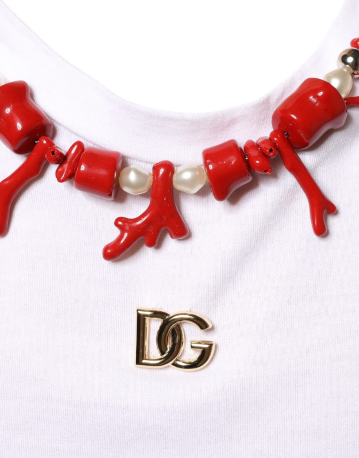 Camiseta blanca de algodón con collar adornado