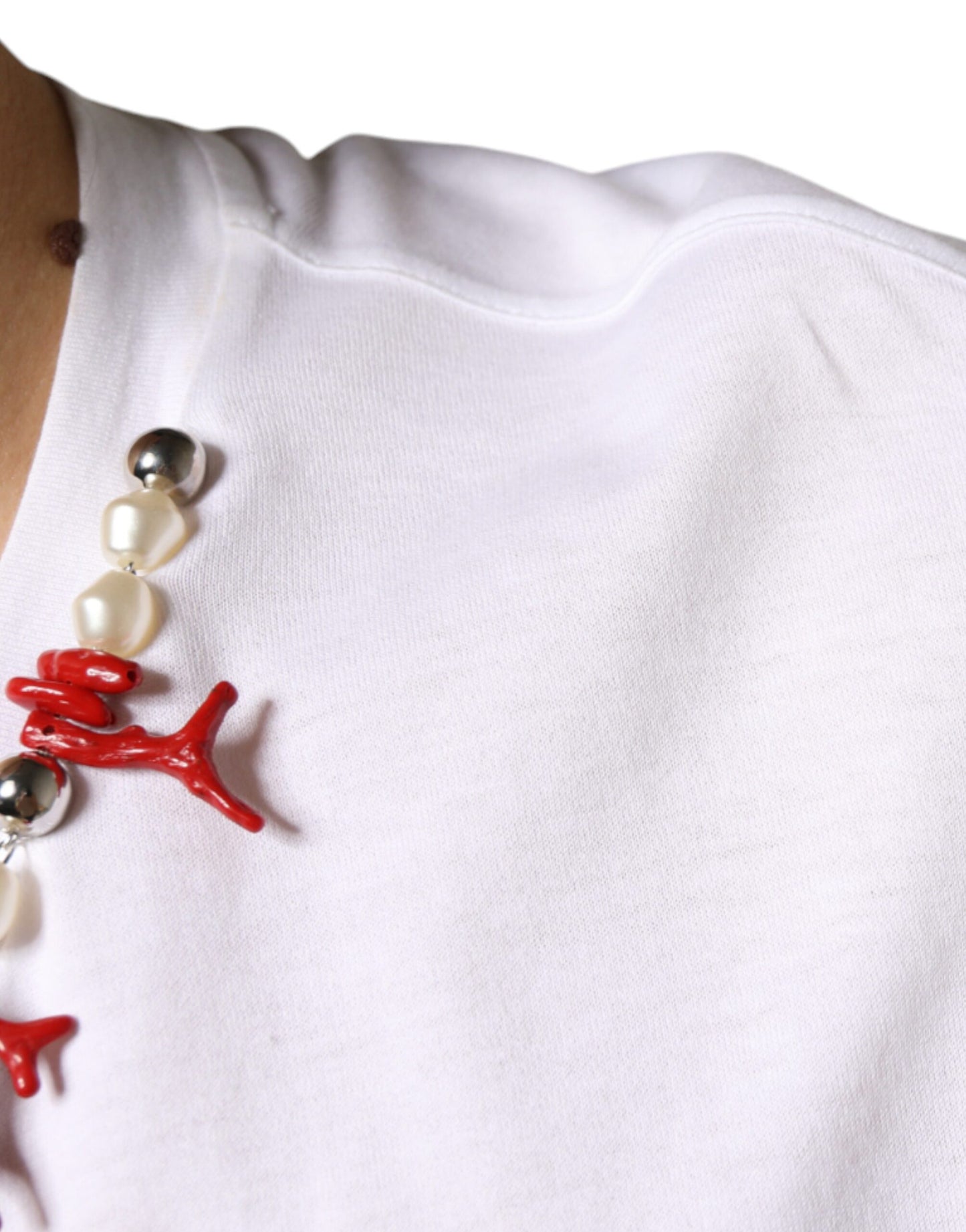 Camiseta blanca de algodón con collar adornado
