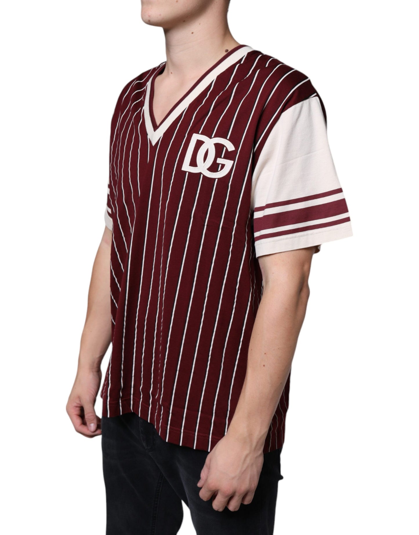 Camiseta de algodón con cuello en V y logotipo de rayas granates