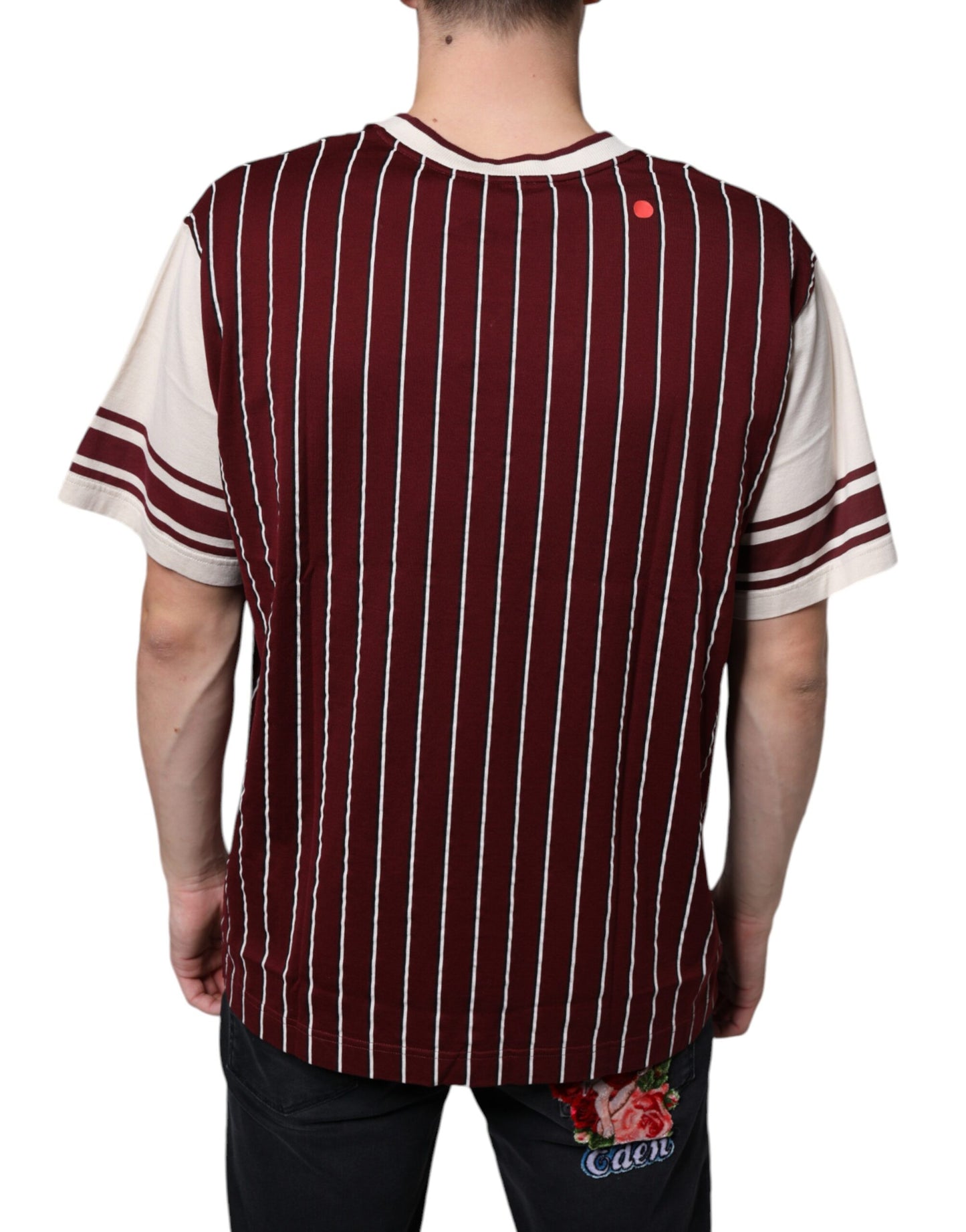 Camiseta de algodón con cuello en V y logotipo de rayas granates