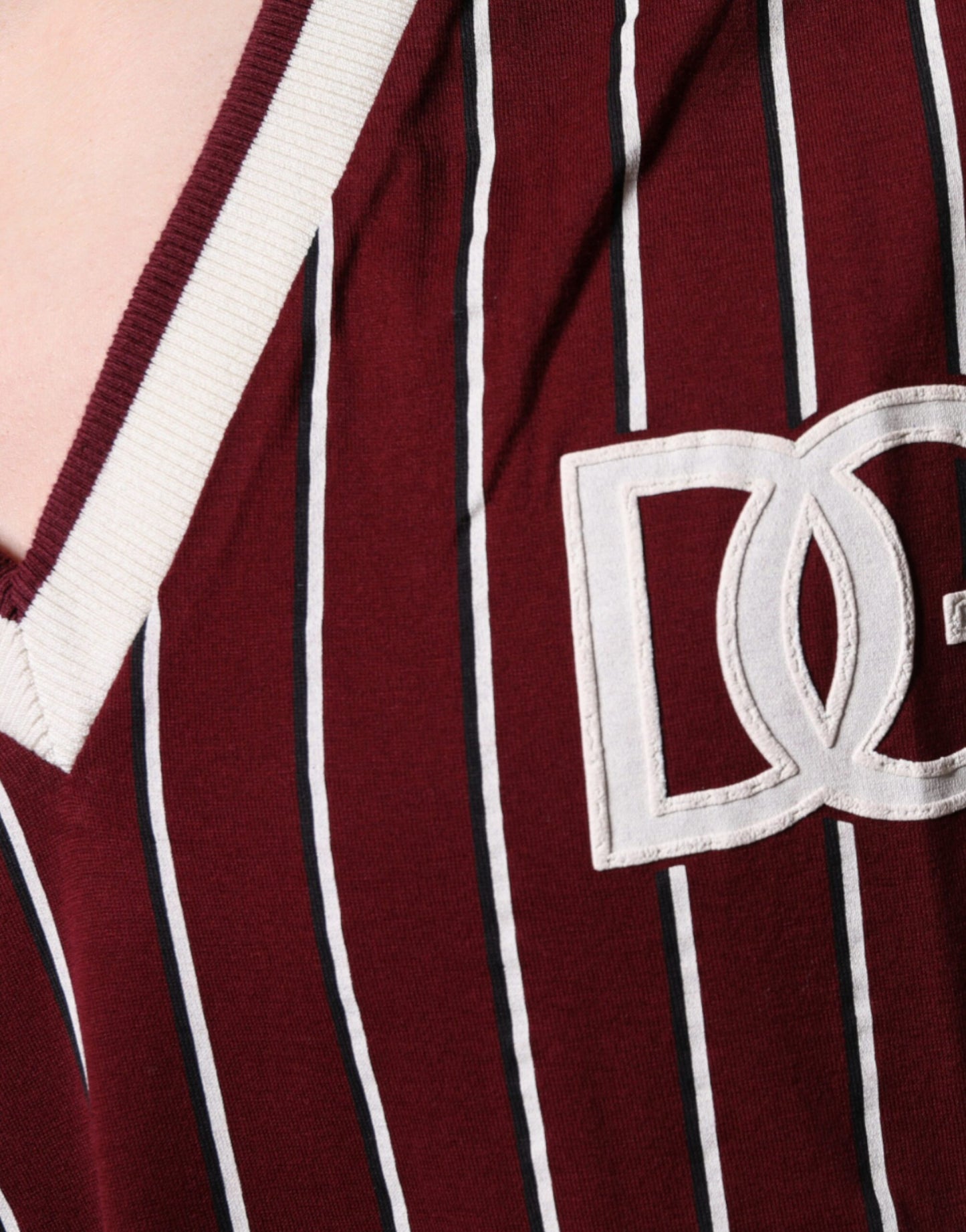 Camiseta de algodón con cuello en V y logotipo de rayas granates