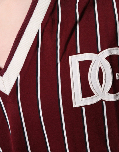 Camiseta de algodón con cuello en V y logotipo de rayas granates