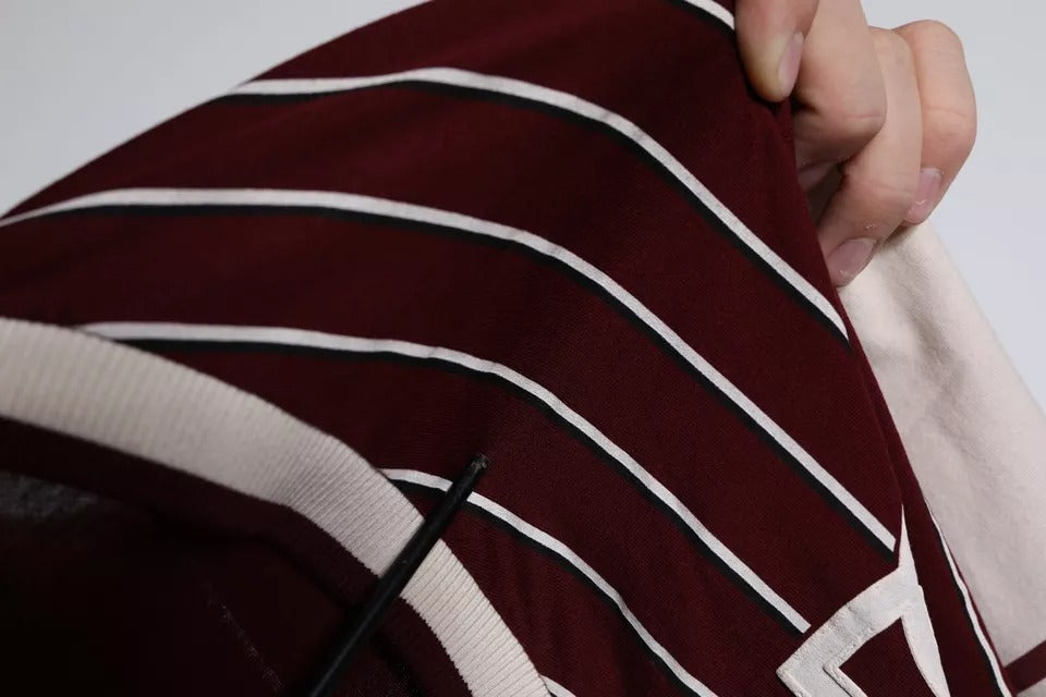 Camiseta de algodón con cuello en V y logotipo de rayas granates