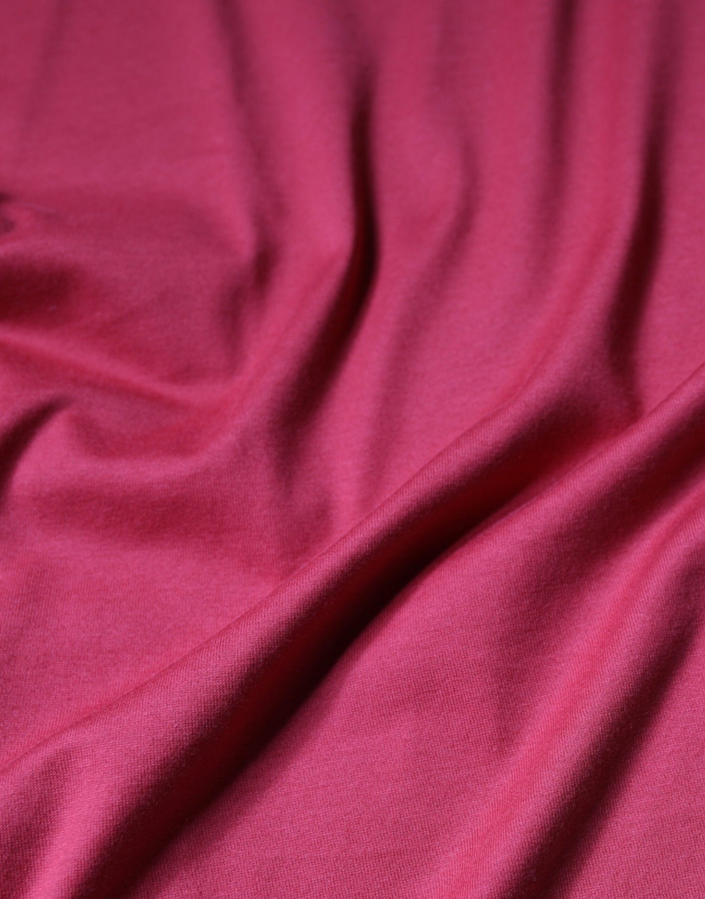 Camiseta de algodón roja con cuello redondo y estampado del logotipo DG