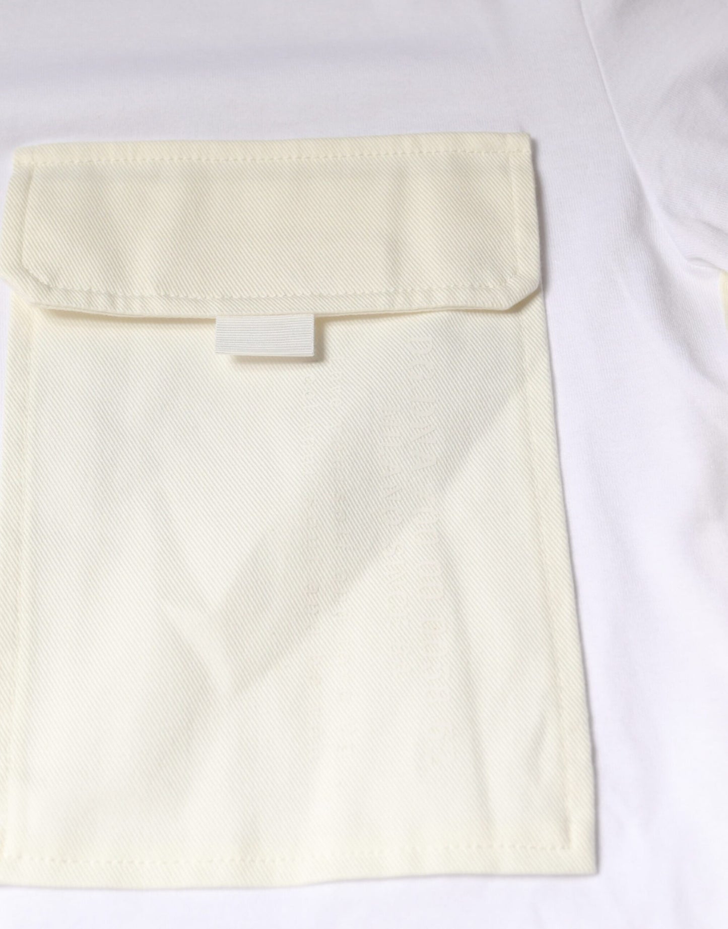 Camiseta blanca de algodón de manga corta con bolsillo