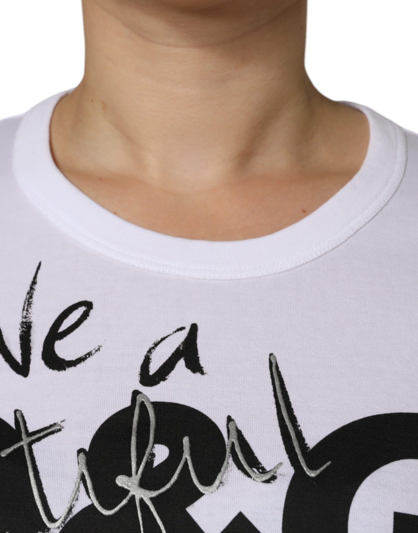 Camiseta de algodón blanca con cuello redondo y estampado de logotipo