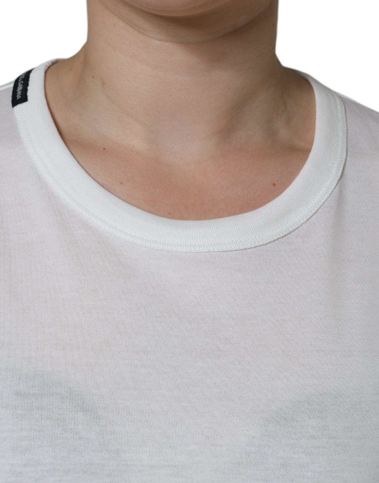 Camiseta blanca de algodón con cuello redondo y manga corta