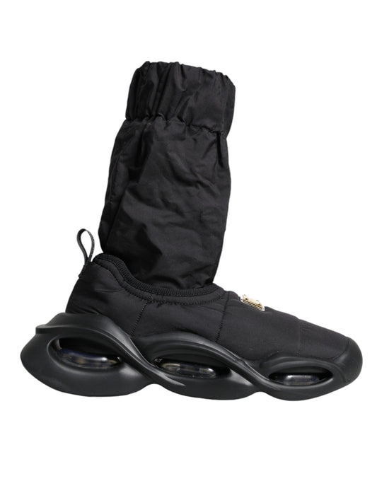 Zapatillas deportivas negras con calcetines y ondas sin cordones