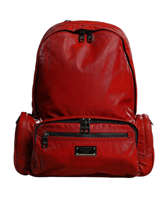 Mochila de charol rojo con placa de logotipo