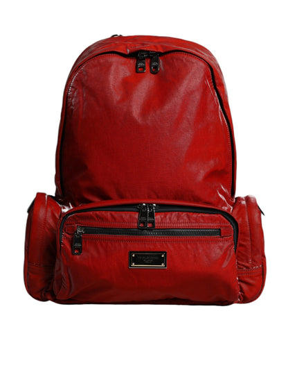 Mochila de charol rojo con placa de logotipo