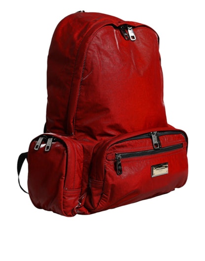 Mochila de charol rojo con placa de logotipo