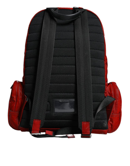 Mochila de charol rojo con placa de logotipo