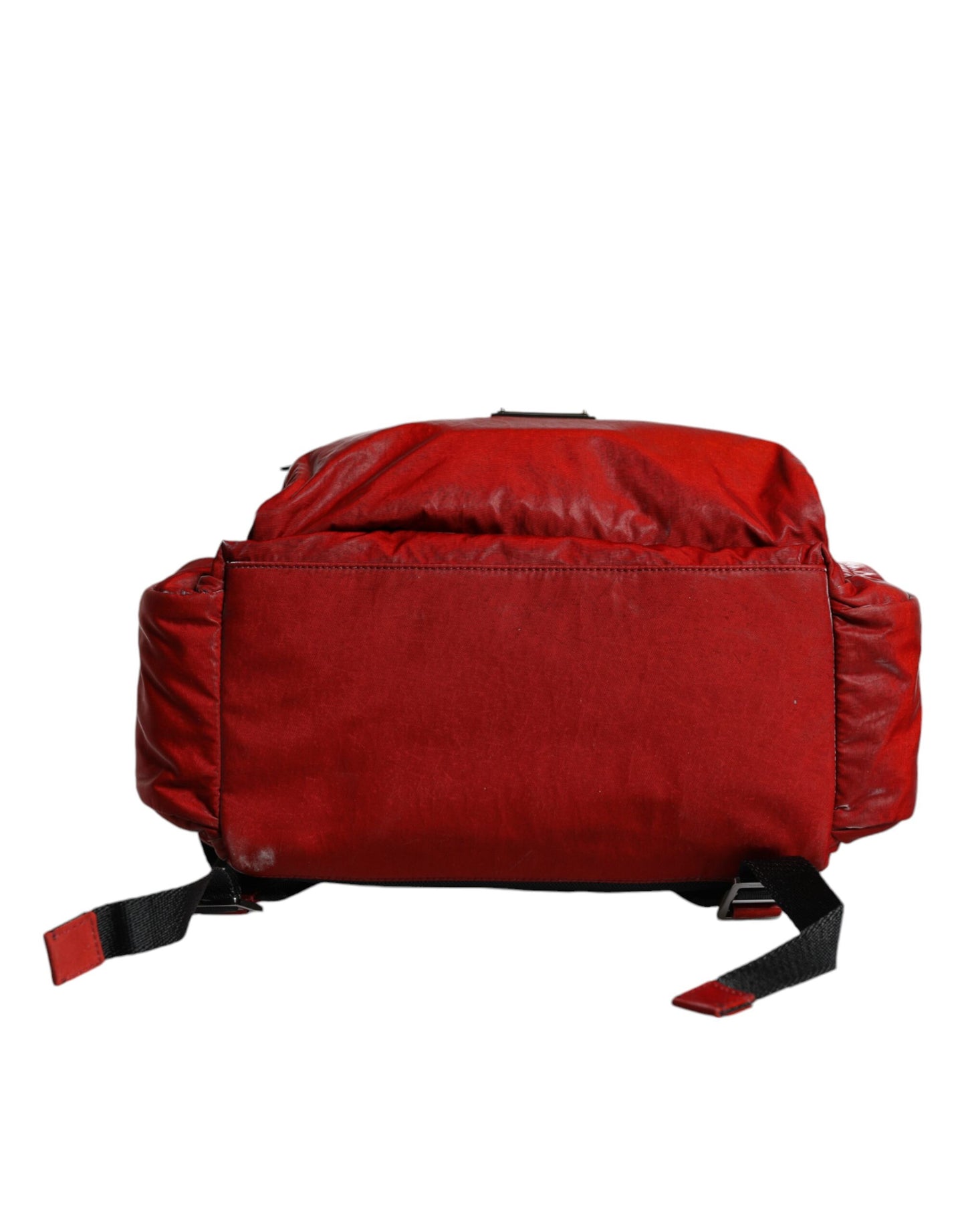 Mochila de charol rojo con placa de logotipo