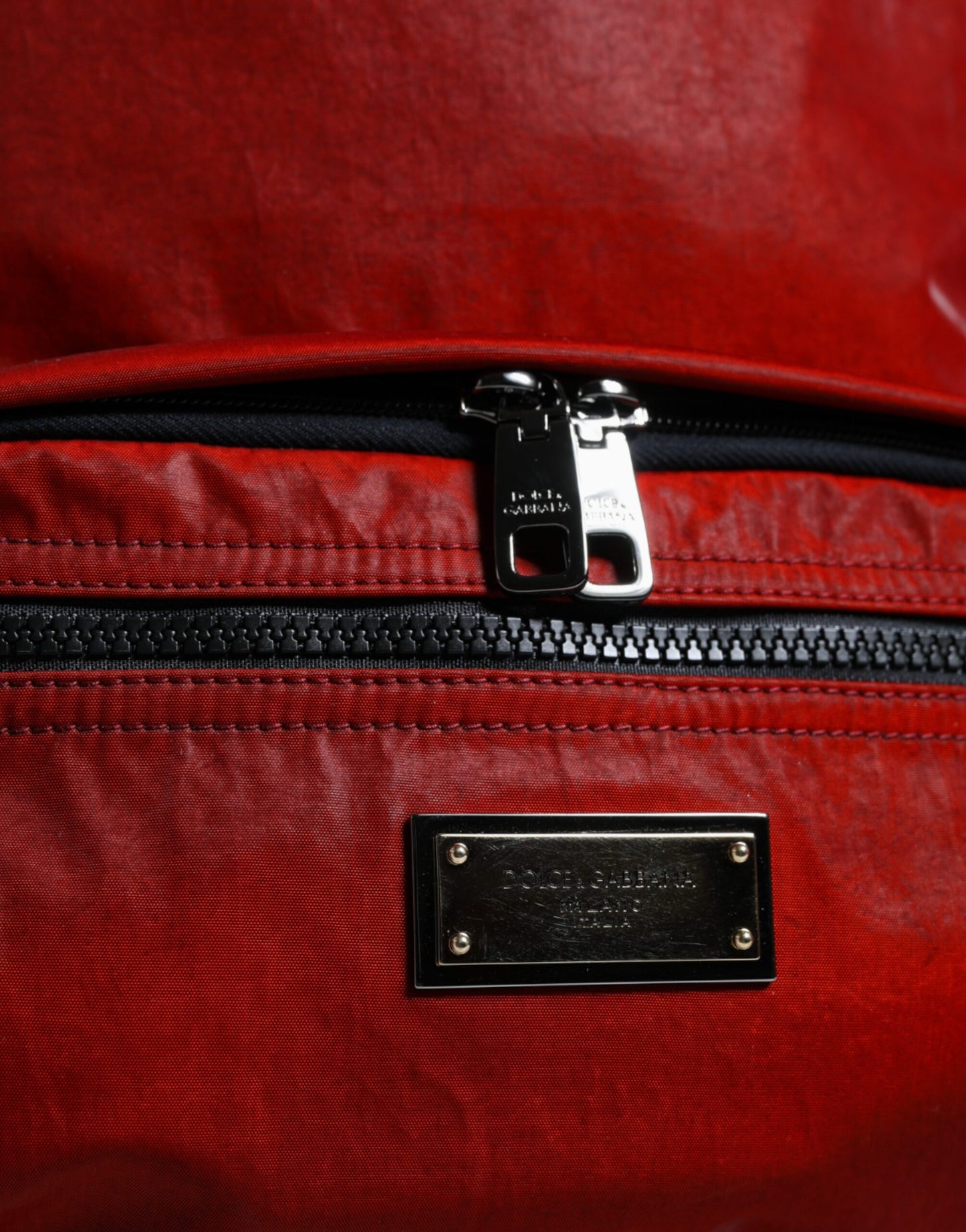 Mochila de charol rojo con placa de logotipo