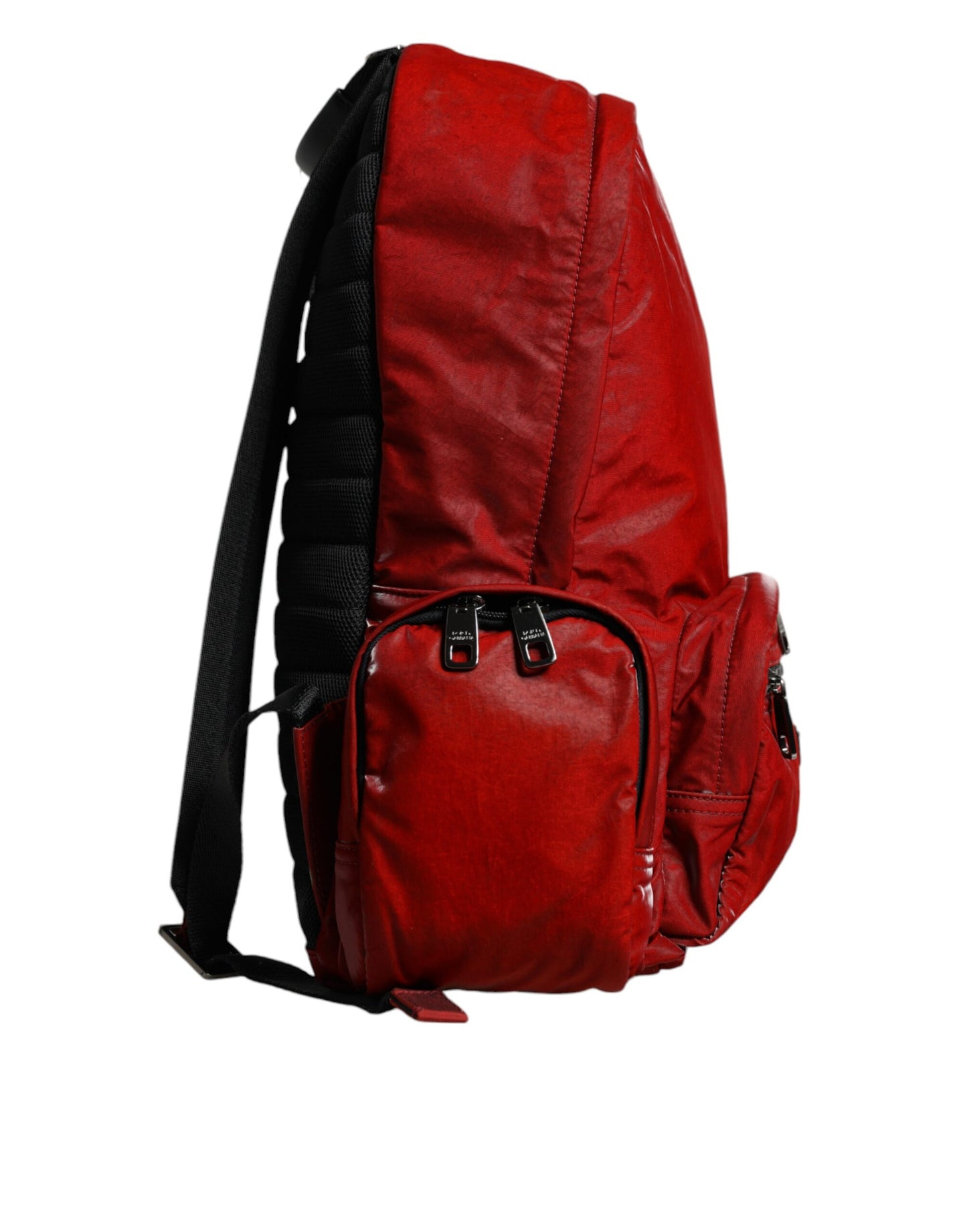Mochila de charol rojo con placa de logotipo