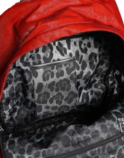 Mochila de charol rojo con placa de logotipo