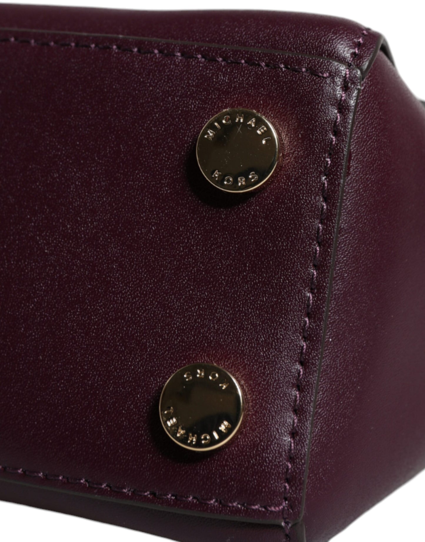 Bolso bandolera MINDY de piel morada con placa del logotipo