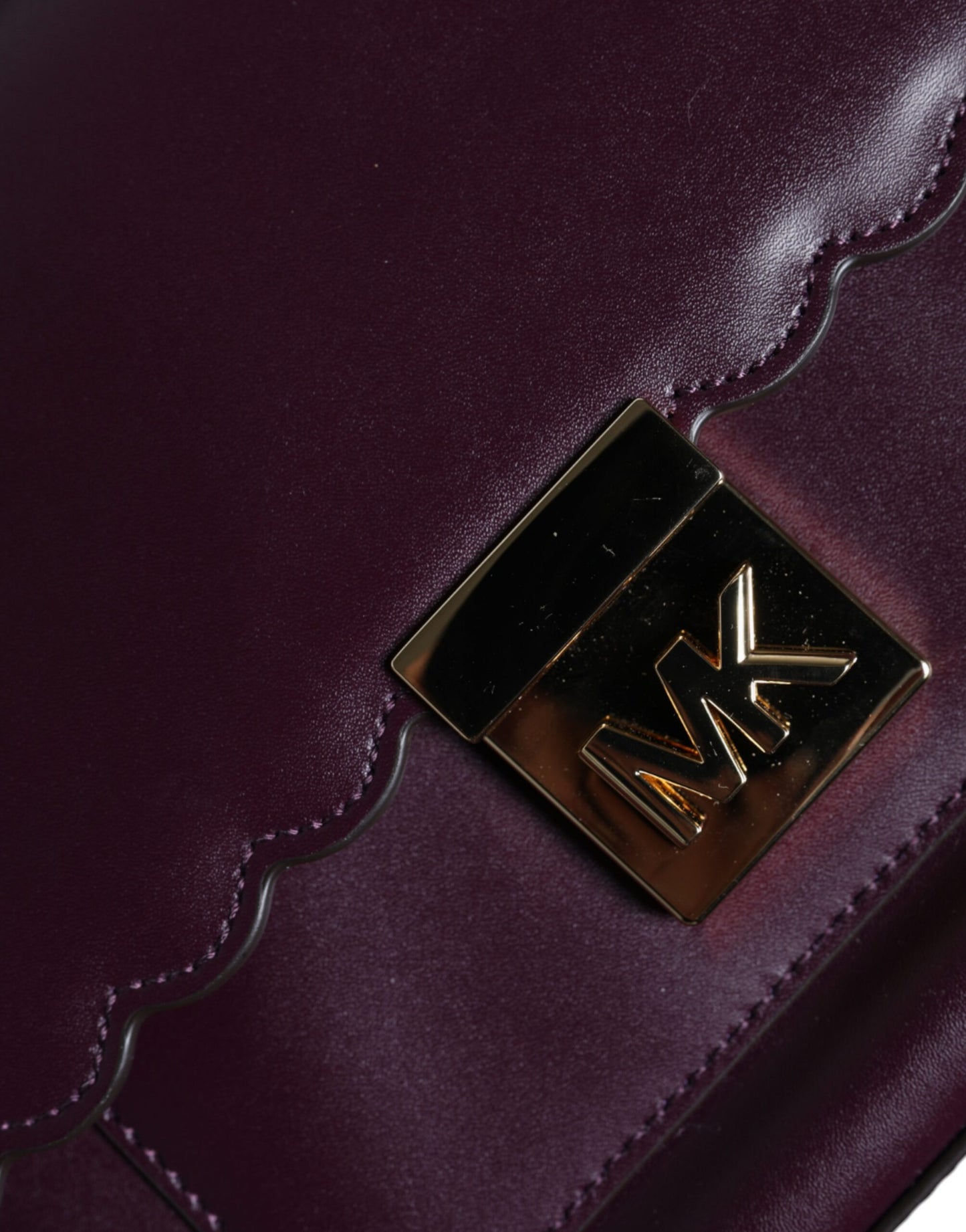Bolso bandolera MINDY de piel morada con placa del logotipo