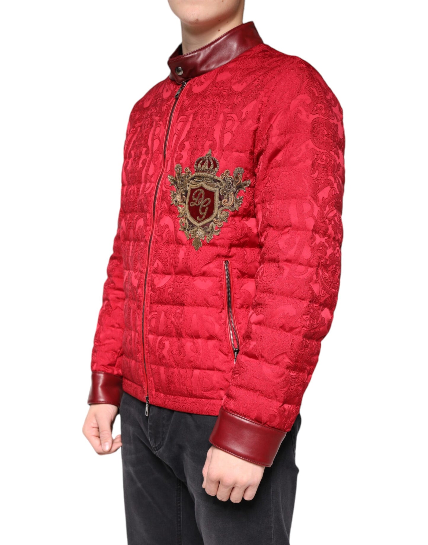Chaqueta bomber acolchada roja con logotipo de corona dorada
