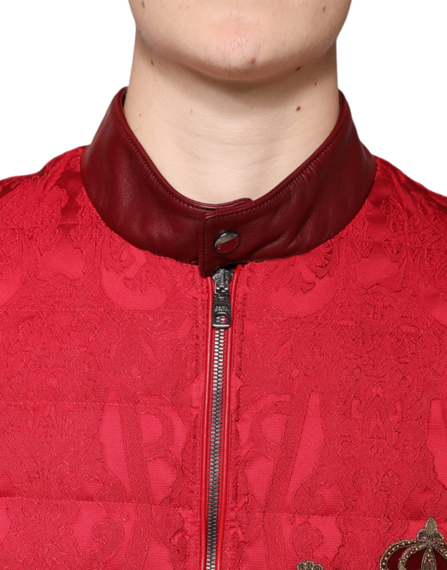 Chaqueta bomber acolchada roja con logotipo de corona dorada