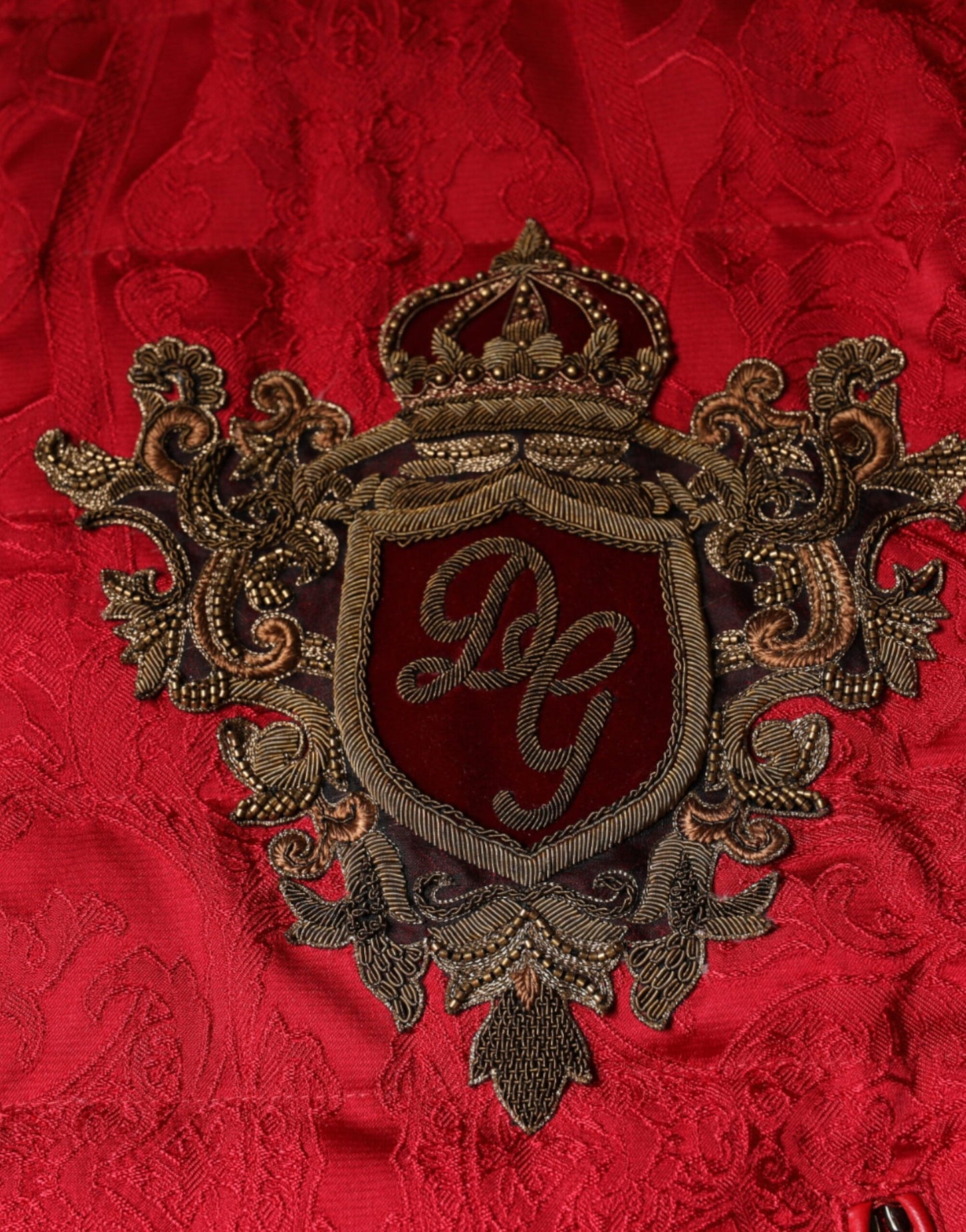 Chaqueta bomber acolchada roja con logotipo de corona dorada