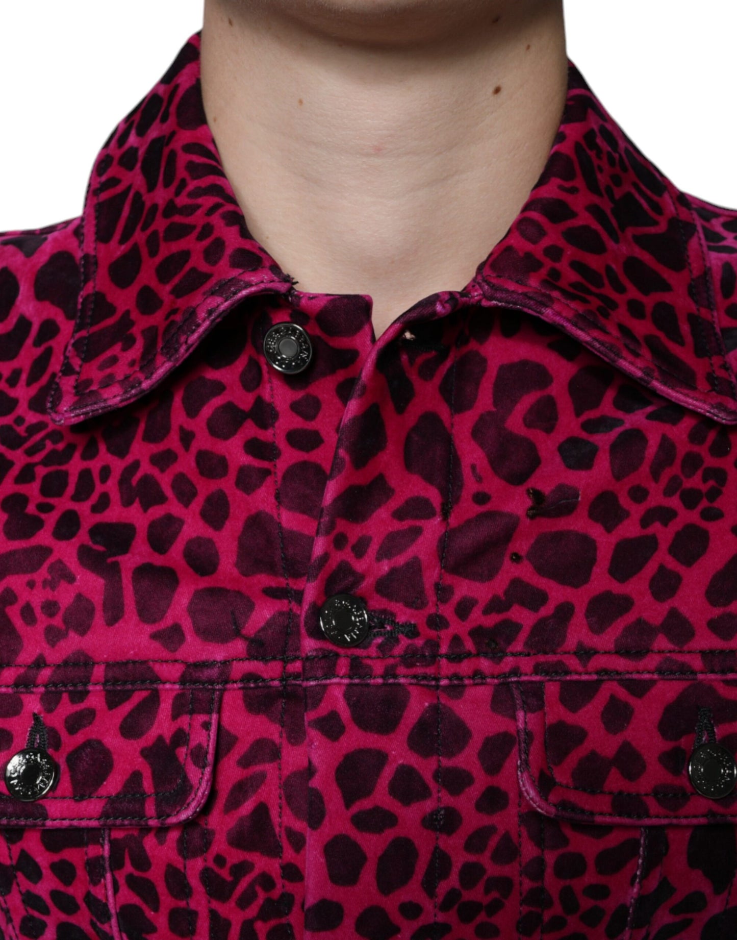Chaqueta con cuello abotonado y estampado de leopardo fucsia
