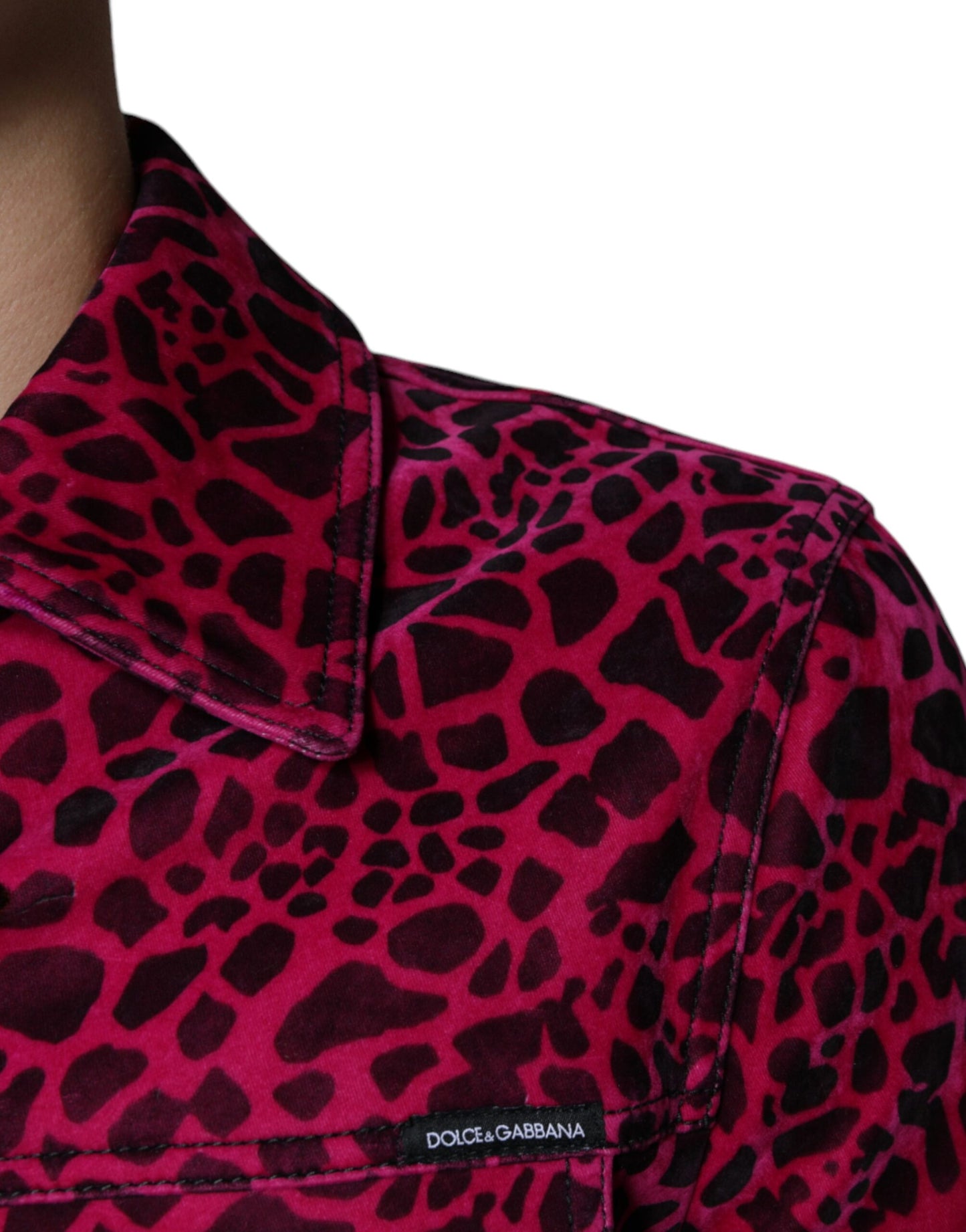 Chaqueta con cuello abotonado y estampado de leopardo fucsia