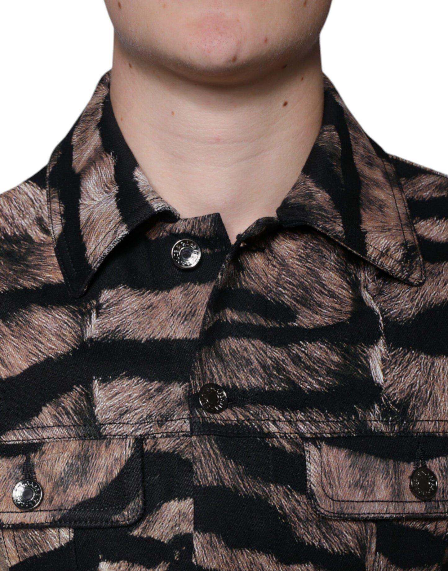 Chaqueta con cuello abotonado y estampado de tigre marrón