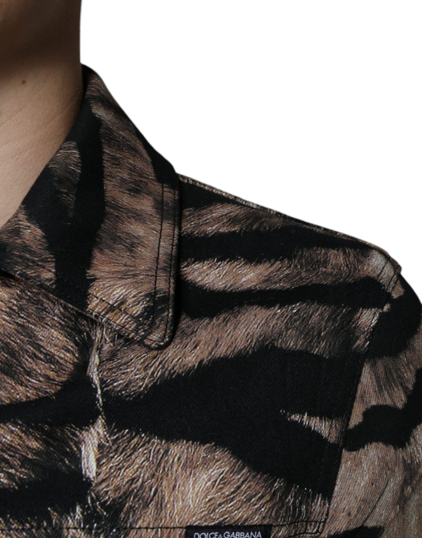 Chaqueta con cuello abotonado y estampado de tigre marrón
