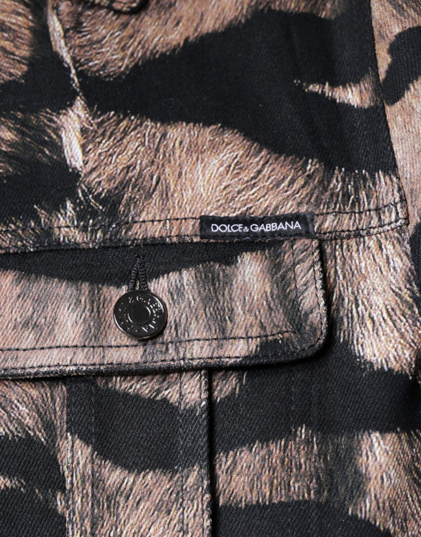 Chaqueta con cuello abotonado y estampado de tigre marrón