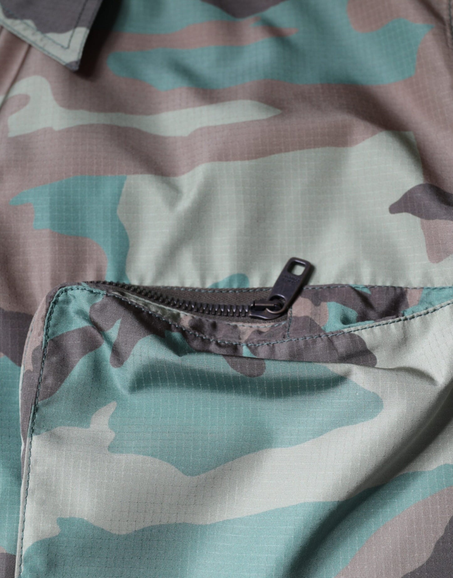 Camisa de botones de camuflaje multicolor