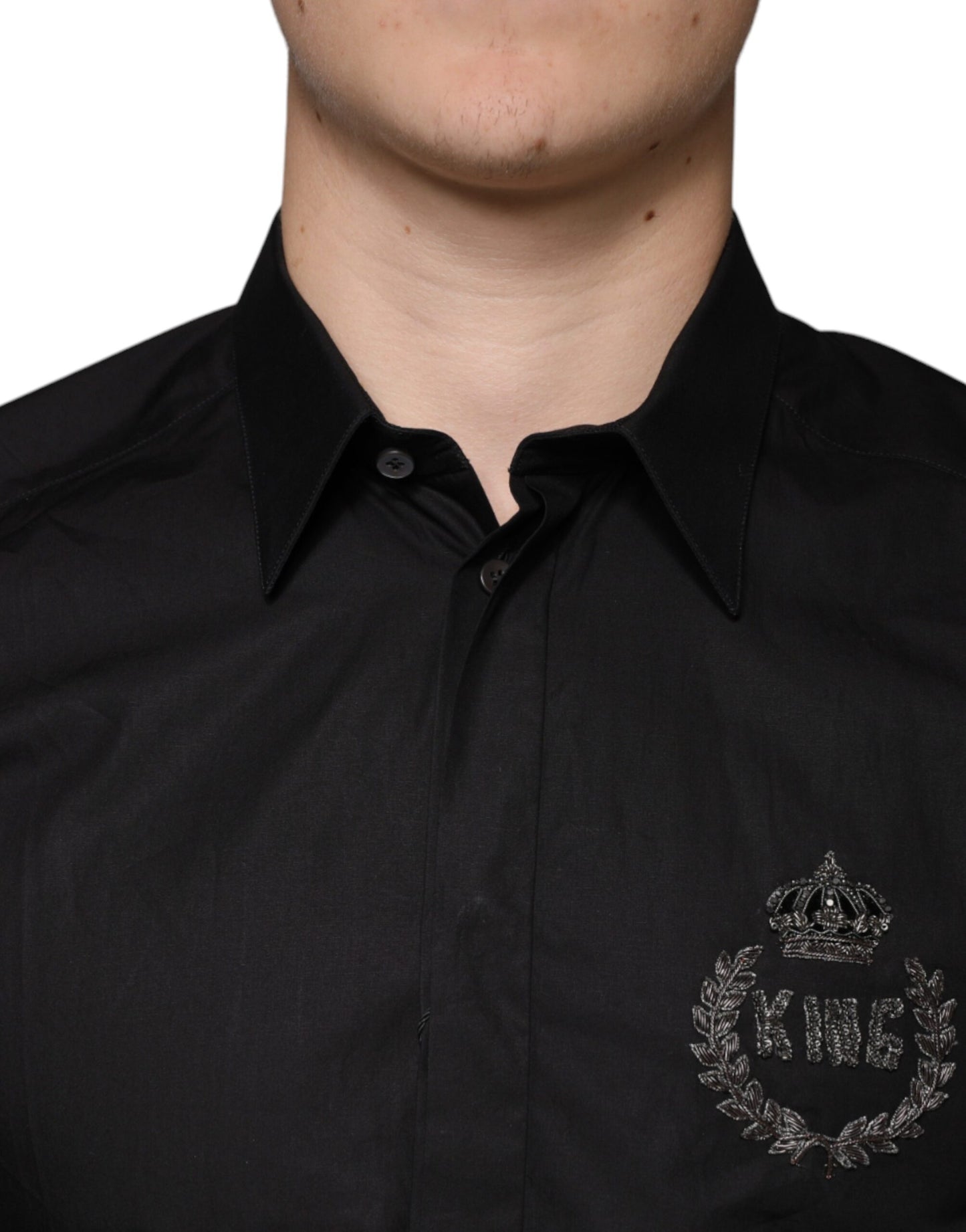 Camisa de vestir negra con bordado de corona de rey dorada