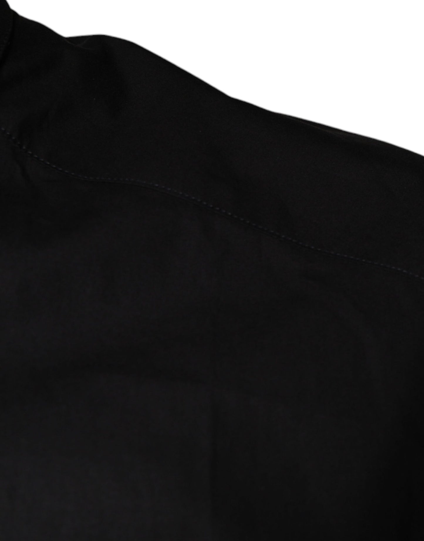 Camisa de vestir negra con bordado de corona de rey dorada