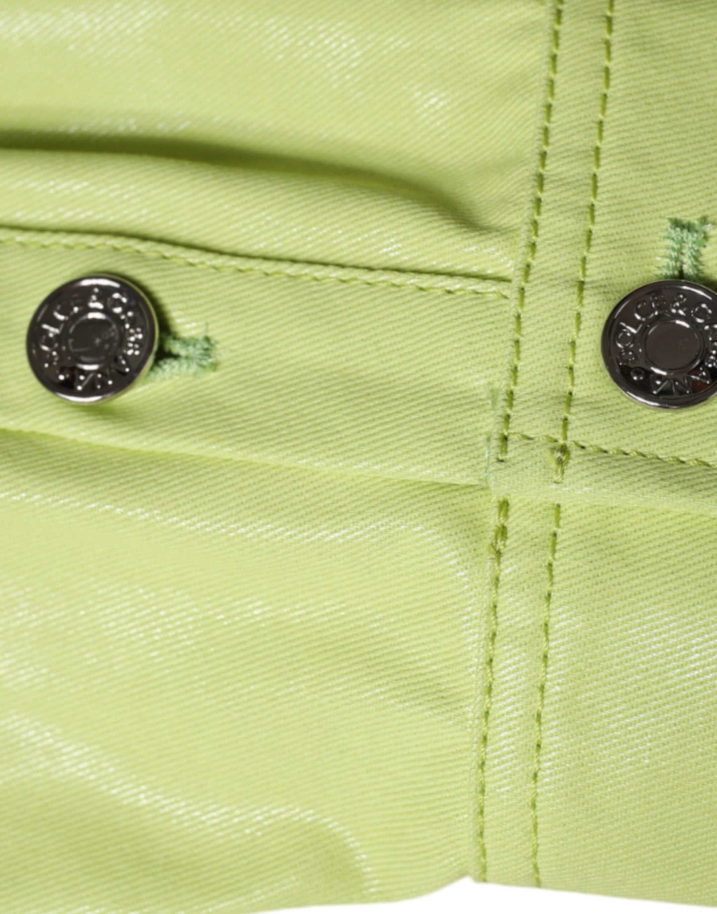 Camisa de algodón verde con cuello y botones para hombre