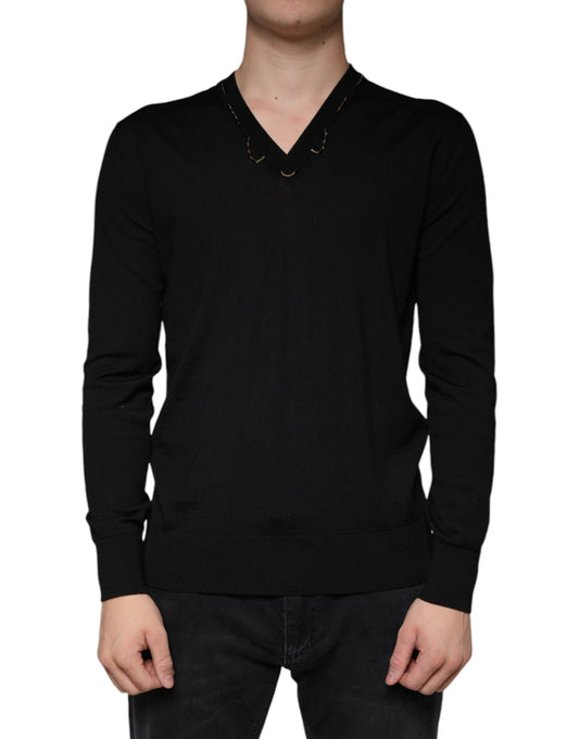 Suéter negro con cuello en V y adornos