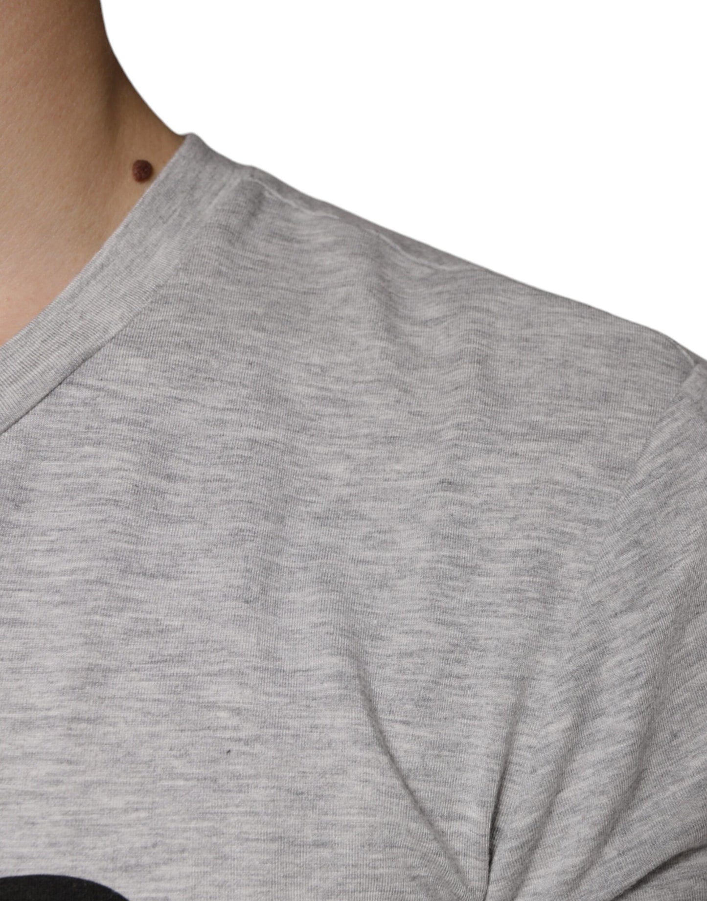 Camiseta de manga corta con cuello redondo y estampado de logotipo gris