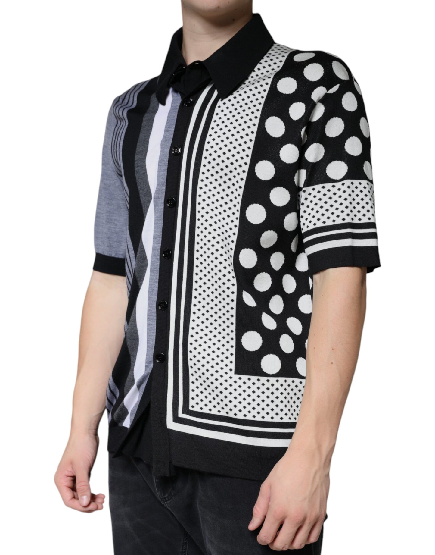 Camiseta polo con cuello de lunares blancos y negros