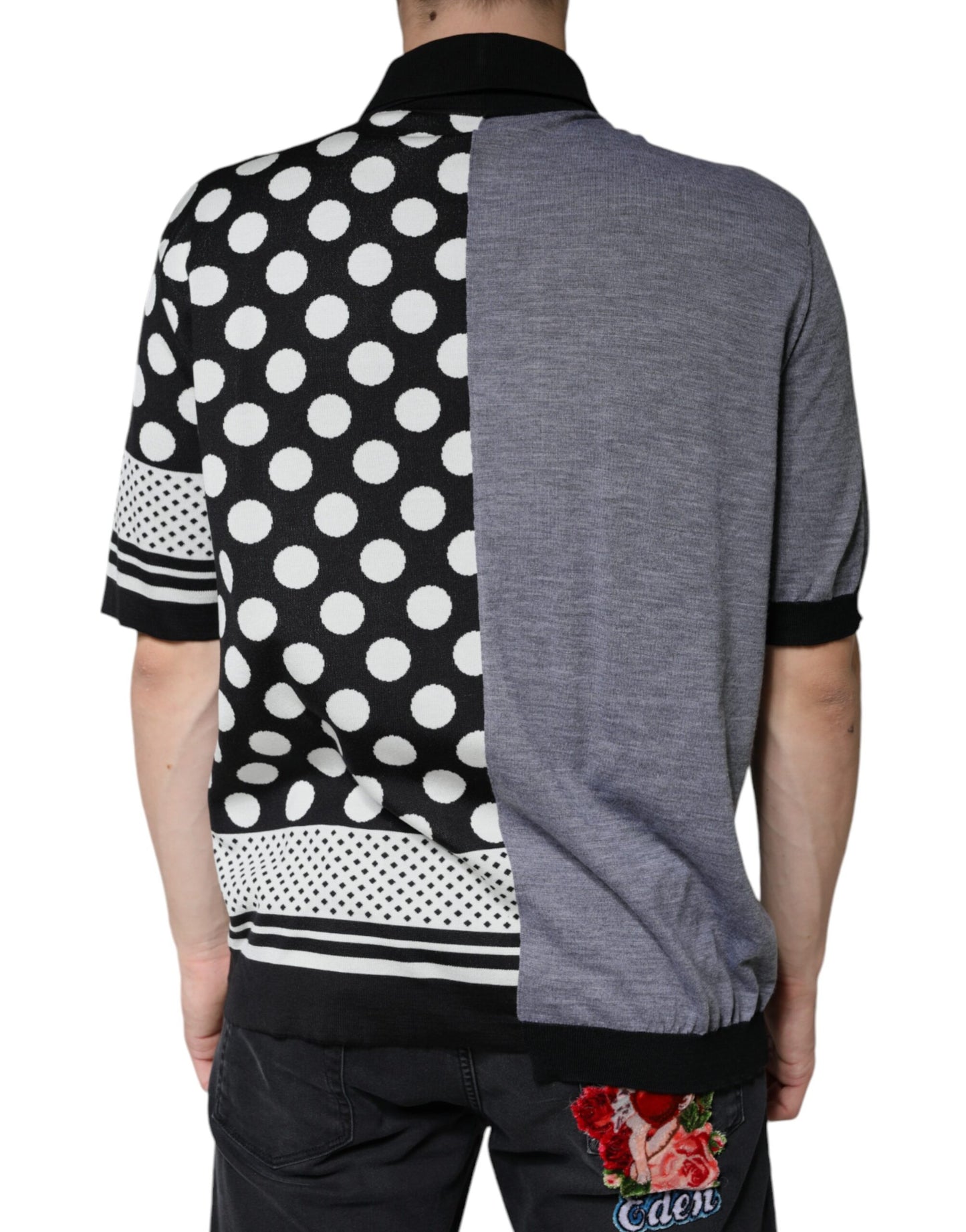 Camiseta polo con cuello de lunares blancos y negros