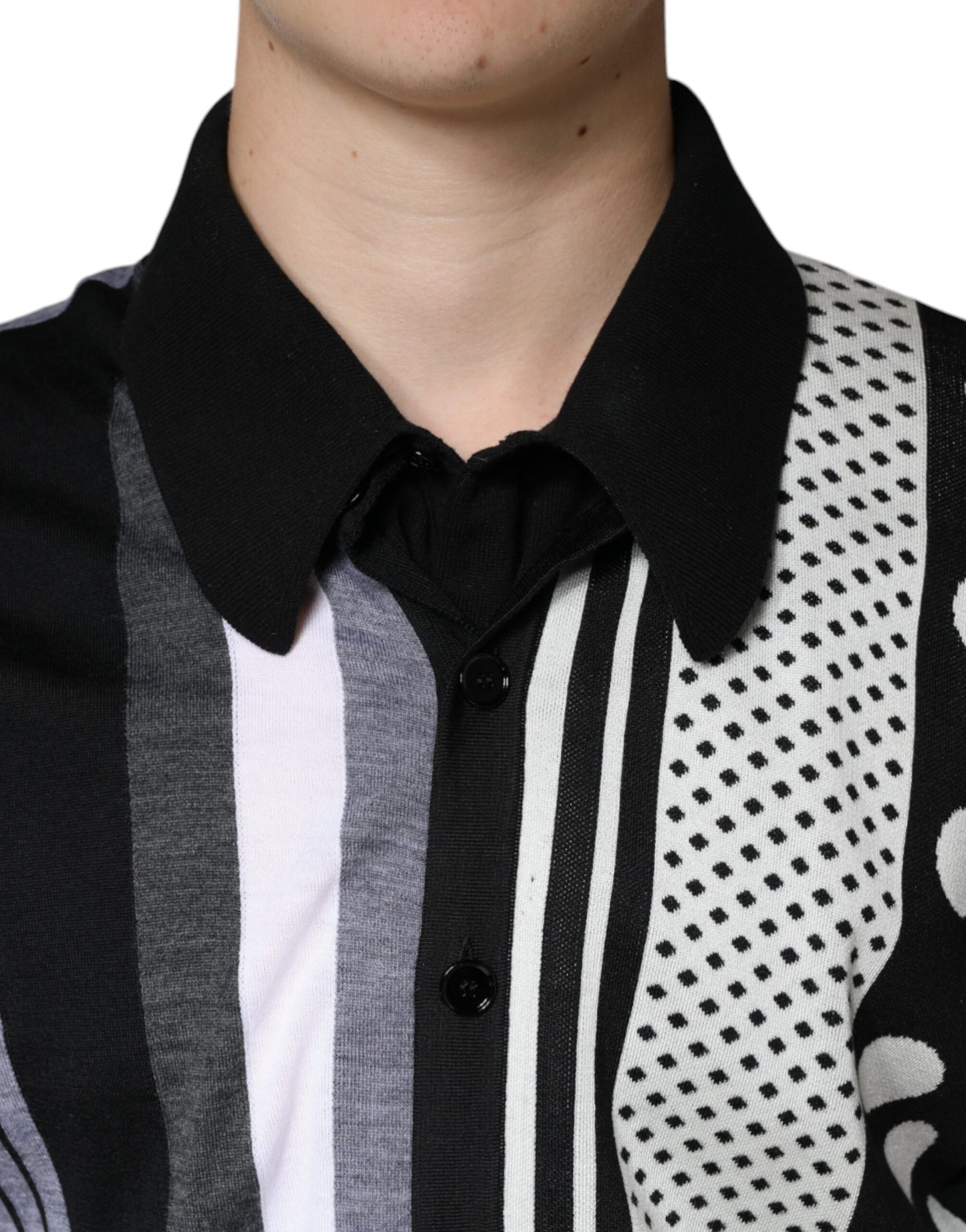 Camiseta polo con cuello de lunares blancos y negros
