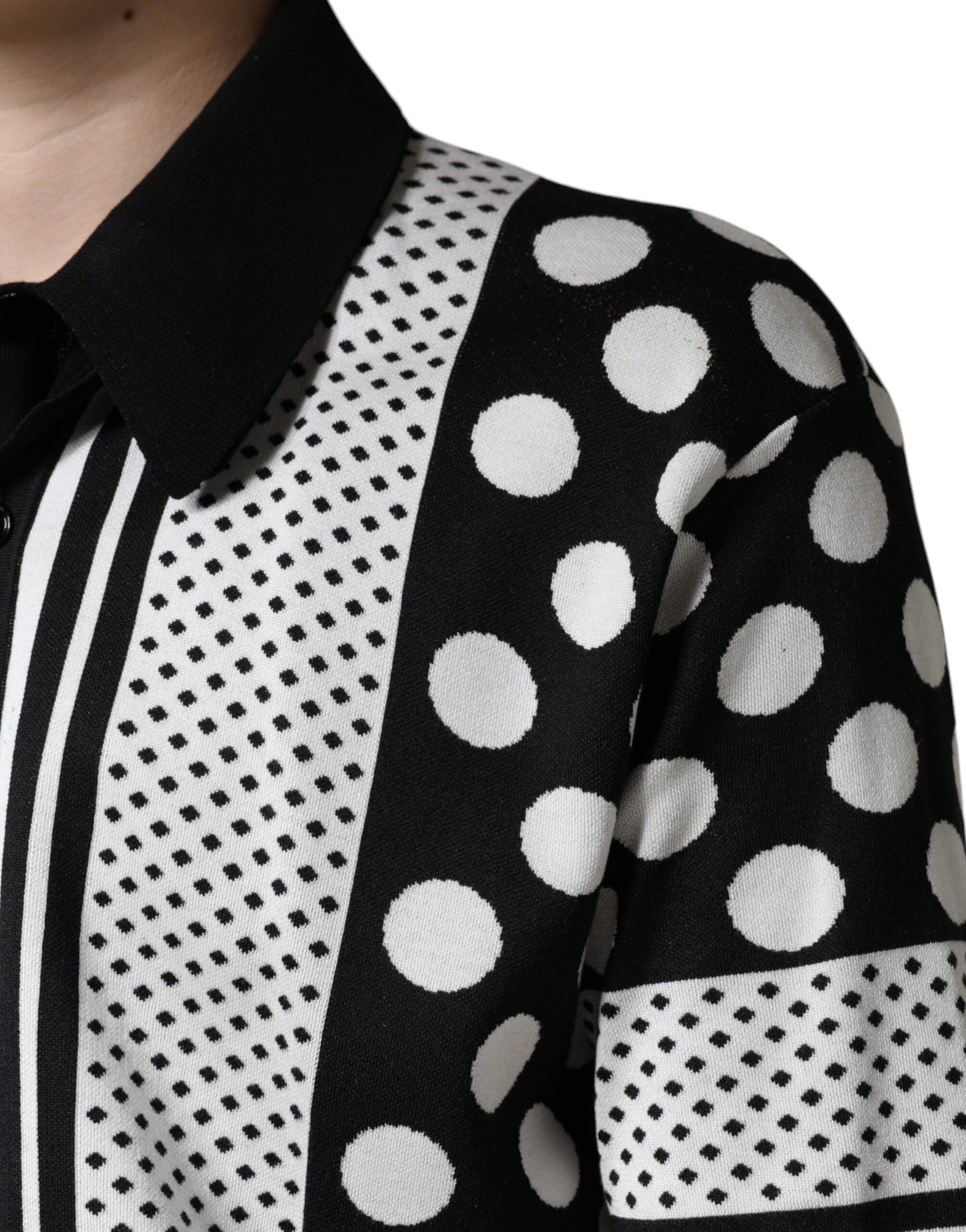 Camiseta polo con cuello de lunares blancos y negros