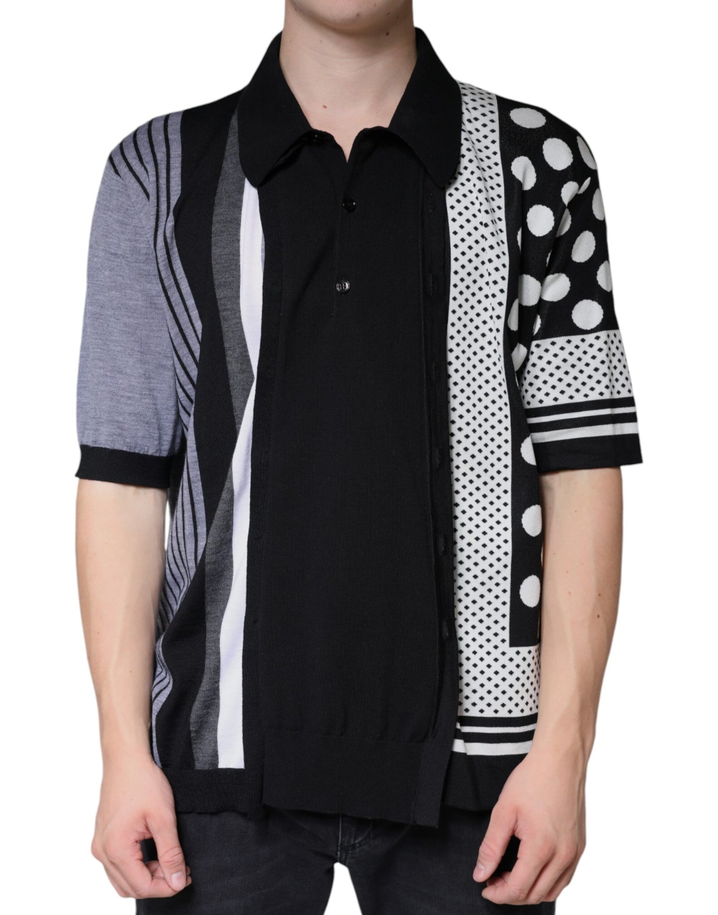 Camiseta polo con cuello de lunares blancos y negros